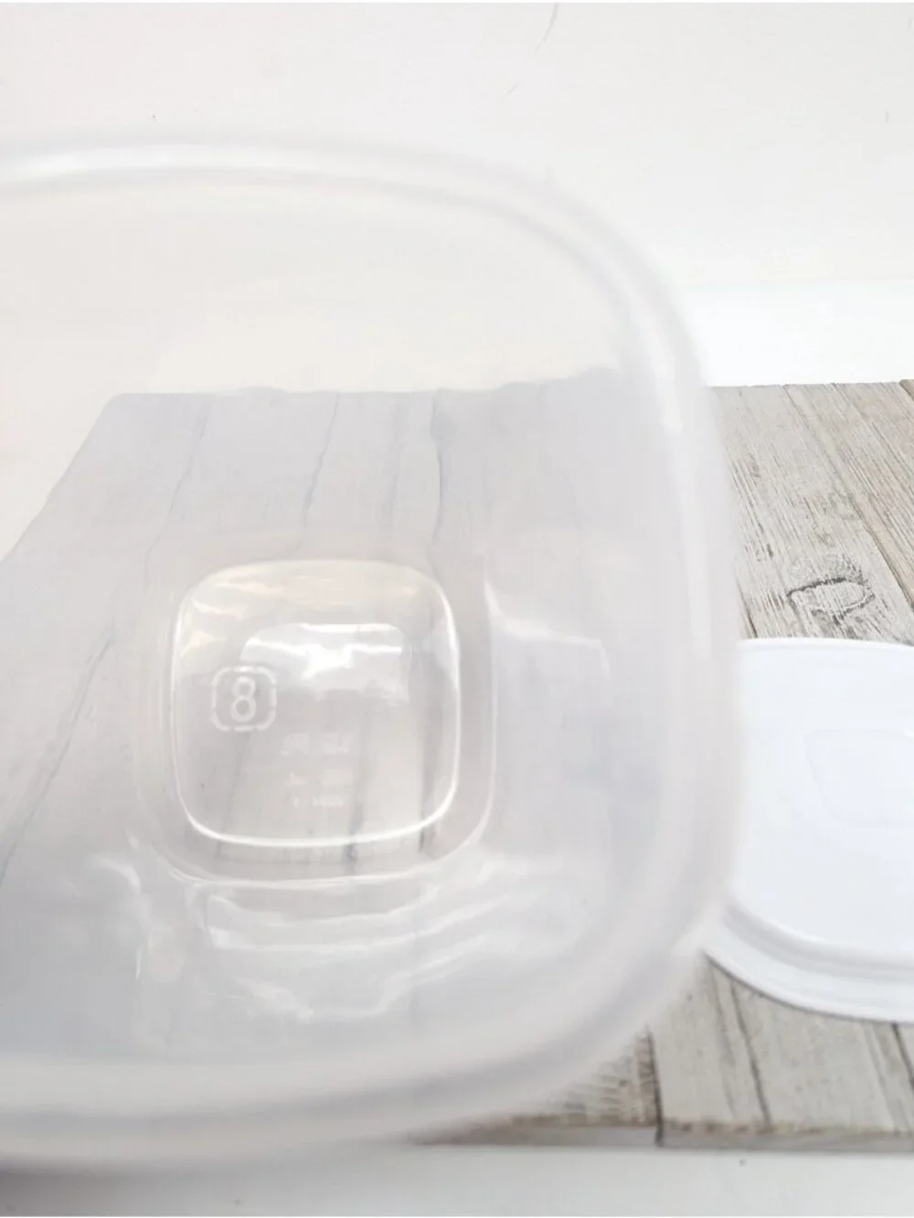 Rubbermaid 1.8 pt Servin Saver #8 Sheer Square Canister Storage White Lid - B